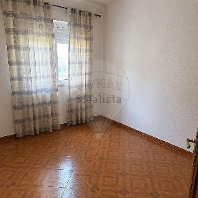 Apartamento T3 à venda na Rua Bordalo Pinheiro
