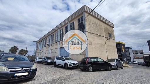 Armazém à venda na Rua Combatentes de 9 de Abril