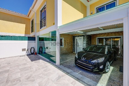 Moradia em banda à venda na Trajouce - Mato Cheirinhos