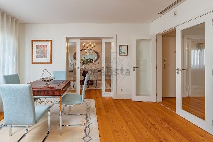 Apartamento T4 à venda na Avenida Almirante Reis