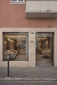 Espaço comercial à venda na Rua António Apolinário da Silva