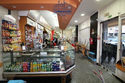 Espaço comercial à venda em Pontinha e Famões