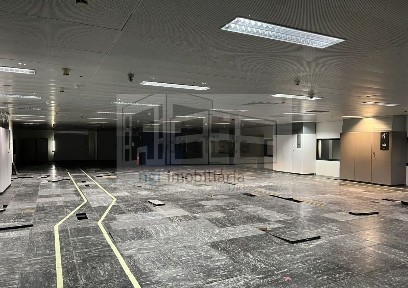 Armazém à venda na Nova Carnaxide