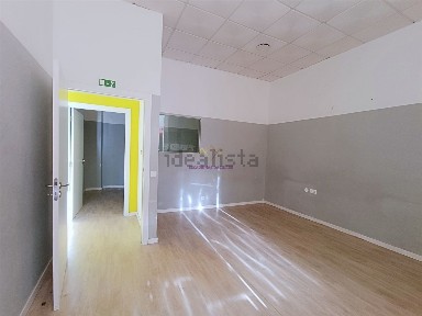 Espaço comercial à venda na Rua Luís de Freitas Branco