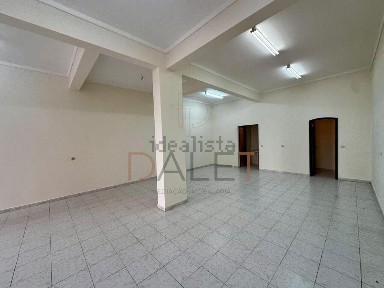 Espaço comercial à venda na Casal do Cotão