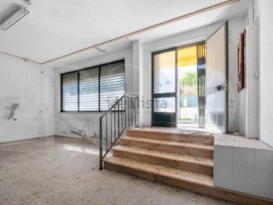 Espaço comercial à venda na Rua António dos Reis, 63