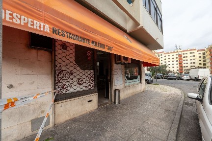Espaço comercial à venda na Rua Diogo de Silves, 9