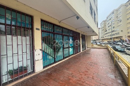 Espaço comercial à venda na Rua Jorge Barradas, 35