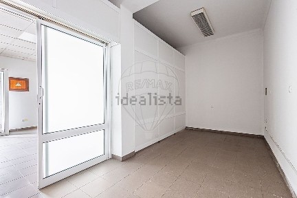 Espaço comercial à venda na Rua António Amaro dos Santos