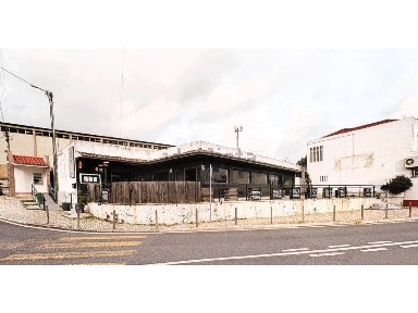 Espaço comercial à venda na Rua Dom António Correia de Sá, 5