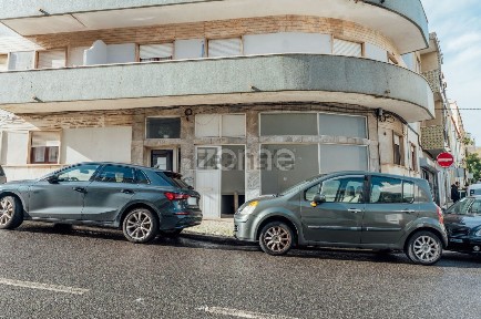 Espaço comercial à venda na Rua dos Lusíadas, 146