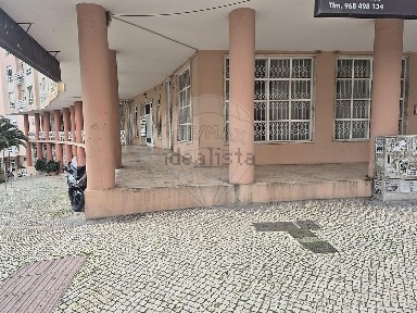 Espaço comercial à venda na Avenida de Fitares