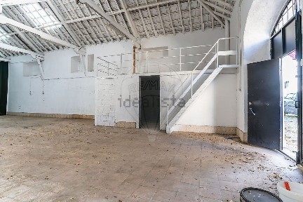 Armazém à venda na Rua Pereira Henriques
