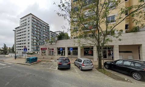 Espaço comercial com rentabilidade à venda na Rua Fernando Namora, 23