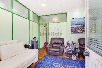 Espaço comercial à venda na Rua Terra do Linhó