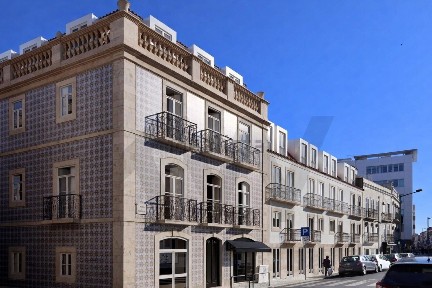 Espaço comercial à venda no Largo Santa Bárbara, 9