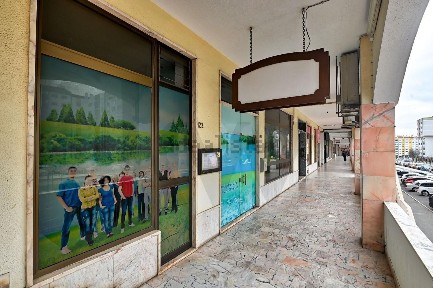 Espaço comercial à venda na Avenida 25 de Abril s/n
