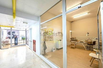 Espaço comercial com rentabilidade à venda na Rua Sacadura Cabral