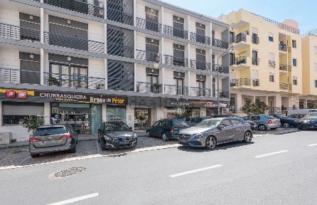 Espaço comercial à venda em Sacavém e Prior Velho