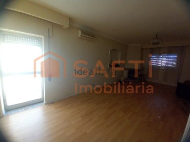 Apartamento T3 à venda na Rua General Pimenta de Castro, 9