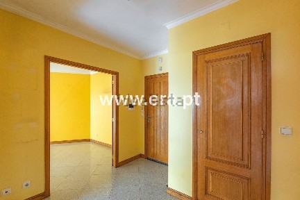 Apartamento T2 à venda na Rua José Antonio Sandy