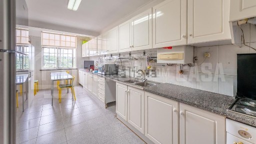 Apartamento T4 à venda em Repeses e São Salvador