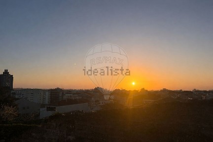 Moradia independente à venda na Rua da Fábrica Social