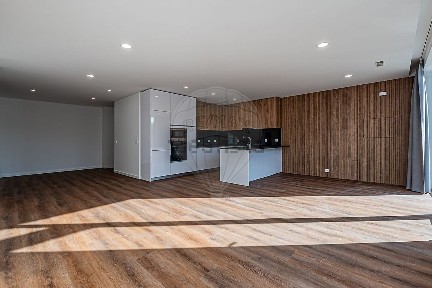 Apartamento T3 à venda na Avenida Doutor Francisco Sá Carneiro