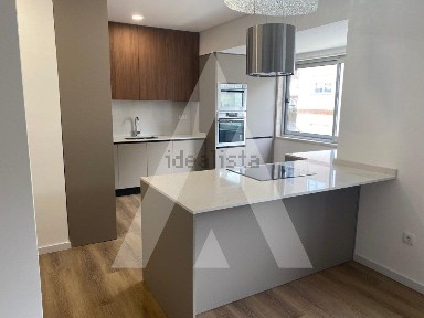 Apartamento T4 à venda na Rua Paulo Emílio