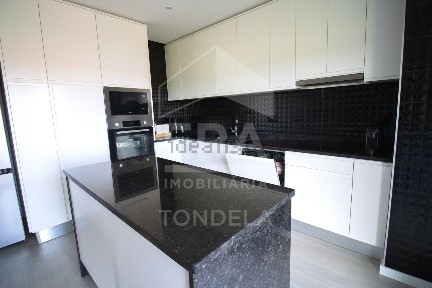 Apartamento T3 à venda na Rua Doutor Flausino Torres
