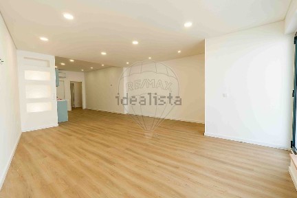 Apartamento T2 à venda na Rua Doutor Almeida Henriques