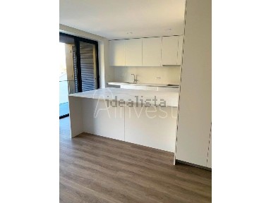 Apartamento T3 à venda na Rua Conde de Bertiandos