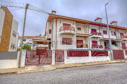 Moradia geminada à venda na Rua Almirante Pinheiro de Azevedo, 56