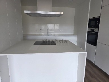 Apartamento T3 à venda na Rua Conde de Bertiandos