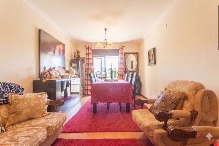 Apartamento T3 à venda na Rua da Praça da Graciosa