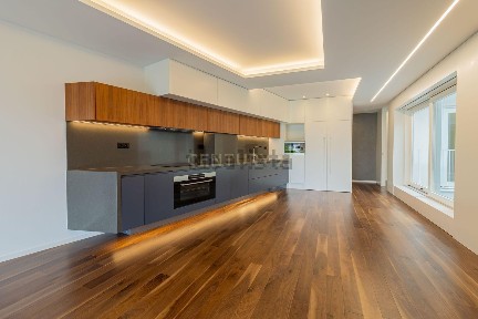 Apartamento T3 à venda na Praça da República s/n