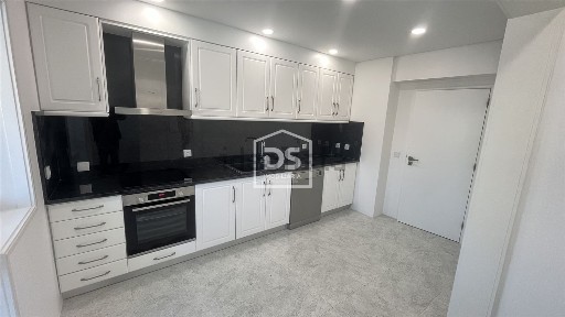 Apartamento T3 à venda na Santa Maria Maior