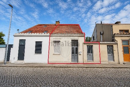 Moradia independente à venda no Bairro do Comércio do Porto