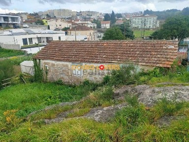 Moradia independente à venda no Largo Júlio Dinis