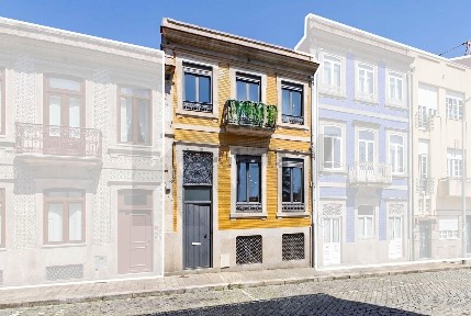Moradia geminada à venda na Rua Moreira