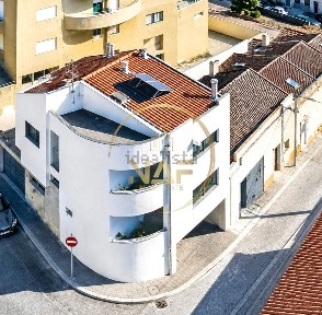 Moradia geminada à venda em Pedrouços