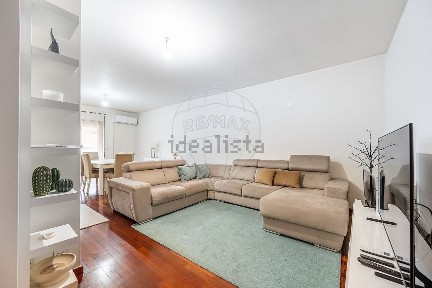 Apartamento T3 à venda na Rua Cónego Rafael Álvares da Costa