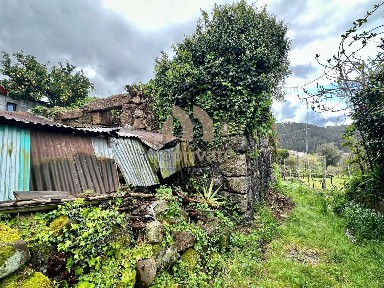 Moradia independente à venda em Margaride (Santa Eulália) - Várzea - Lagares - Varziela - Moure