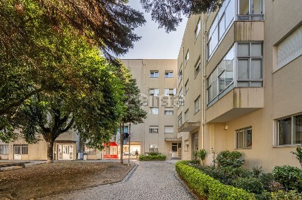 Apartamento T2 à venda na Rua Doutor José Vilaça, 31