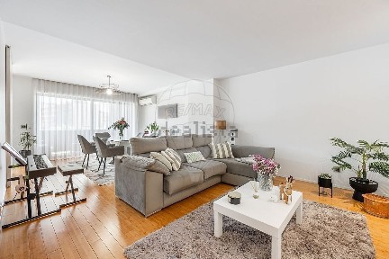 Apartamento T3 à venda na Avenida de São Lourenço, 58