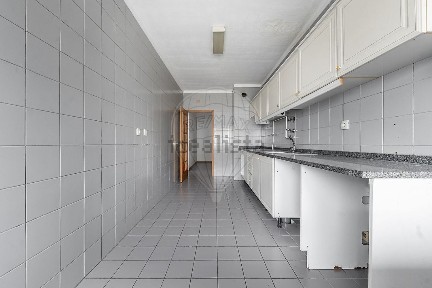 Apartamento T3 à venda na Rua Luís Soares Barbosa