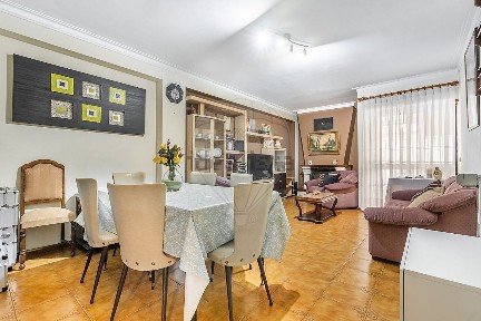 Apartamento T3 à venda na Rua Engenheiro Lagrifa Mendes