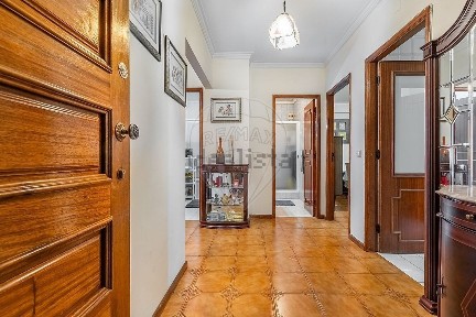 Apartamento T3 à venda na Rua Engenheiro Lagrifa Mendes