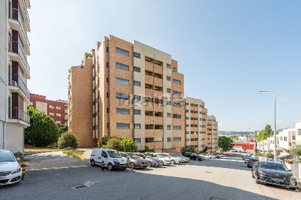 Apartamento T3 à venda na Rua Dom Frei Agostinho de Jesus, 16