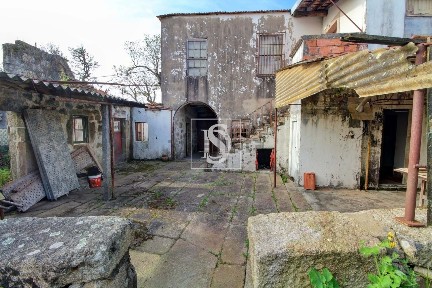 Moradia geminada à venda no Largo de Santa Apolónia